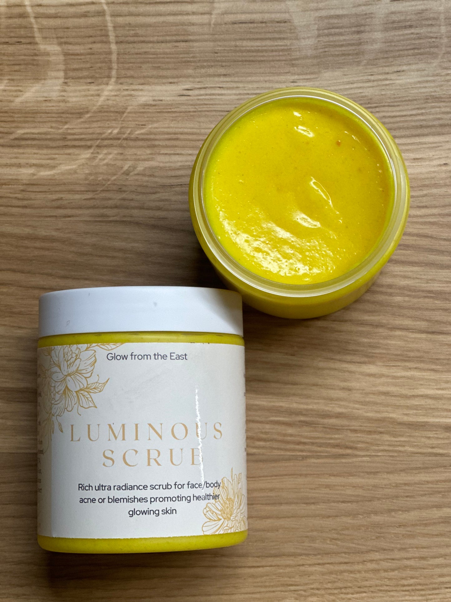 Luminous scrub with tumeric and Mānuka honey